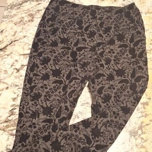 Womens stretch cropped pants by Soft Surroundings. Size M. Blk velvet burnout